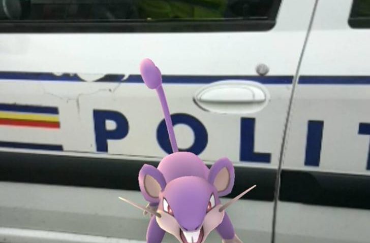 Poliţistul Marian Godină a fost uimit să vadă cum un bărbat, a prins un pokemon tocmai lângă maşina de poliţie!