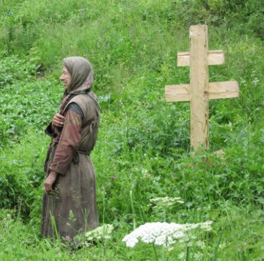 Un grup de turişti a găsit într-o pădure, o bătrână care susţine că este „amanta diavolului”!