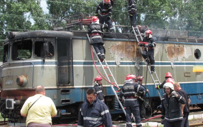 O locomotivă a luat foc. Circulaţia trenurilor, blocată între staţiile Strehaia şi Drobeta Turnu Severin