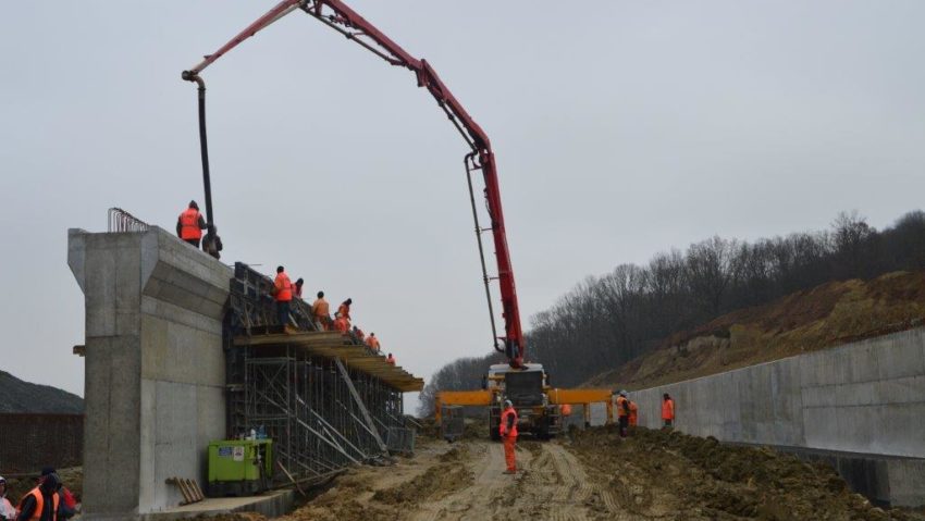 Şantier de autostradă, pe jumătate abandonat