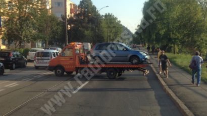 [FOTO] Accident la Reşiţa: Graba de dimineață strică treaba pe toată ziua!