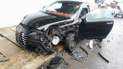 [FOTO-VIDEO] Accident cu toate ingredientele în Triaj: viteză, curbă, carosabil umed, linii de tramvai, femeie la volan