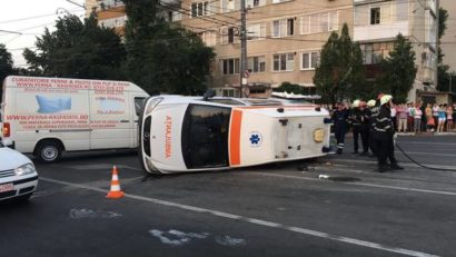 [FOTO] O ambulanţă s-a răsturnat după ce a fost lovită de un autoturism. Cinci persoane, la spital