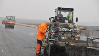 [FOTO] Izvor descoperit în mijlocul autostrăzii Arad Timișoara