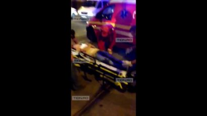 [VIDEO] Tânăr de 15 ani beat, luat cu targa din tramvai, la Timișoara