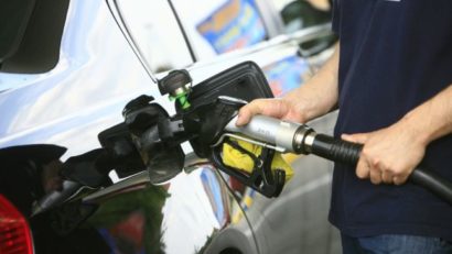 Câţi bani cheltuiesc românii pentru carburanţii auto. Portretul şoferului prudent şi al celui generos