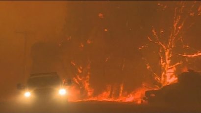 [VIDEO] Zeci de mii de persoane fug din calea incendiului devastator din California