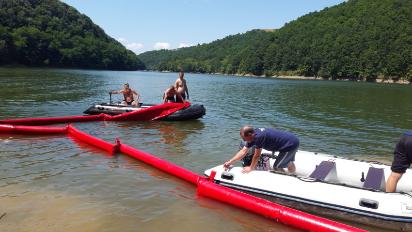 [FOTO-AUDIO] Combustibil deversat intenţionat în lacul Secu. Autorităţile au intervenit pentru limitarea pagubelor