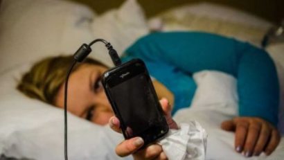 Smartphone-urile ne afectează viaţa: ce amenzi primesc pietonii care folosesc telefonul şi cum ne putem dezvolta psihic renunţând la acestea