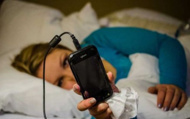 Smartphone-urile ne afectează viaţa: ce amenzi primesc pietonii care folosesc telefonul şi cum ne putem dezvolta psihic renunţând la acestea