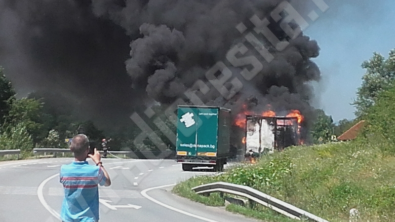 [FOTO] Traficul rutier este blocat pe DN 6 între Sadova Veche şi Armeniş