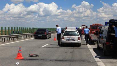 Tragedie pe Autostrada Soarelui. Un om a murit, iar alţi trei sunt răniţi grav după ce un autocar a lovit violent un TIR