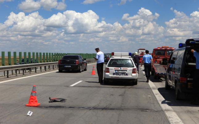 Tragedie pe Autostrada Soarelui. Un om a murit, iar alţi trei sunt răniţi grav după ce un autocar a lovit violent un TIR