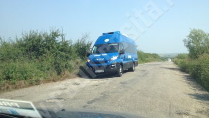 Aşteptarea locuitorilor din zona Berzovia – Vermeş a luat sfârşit. Drumul groazei va fi în sfârşit reabilitat