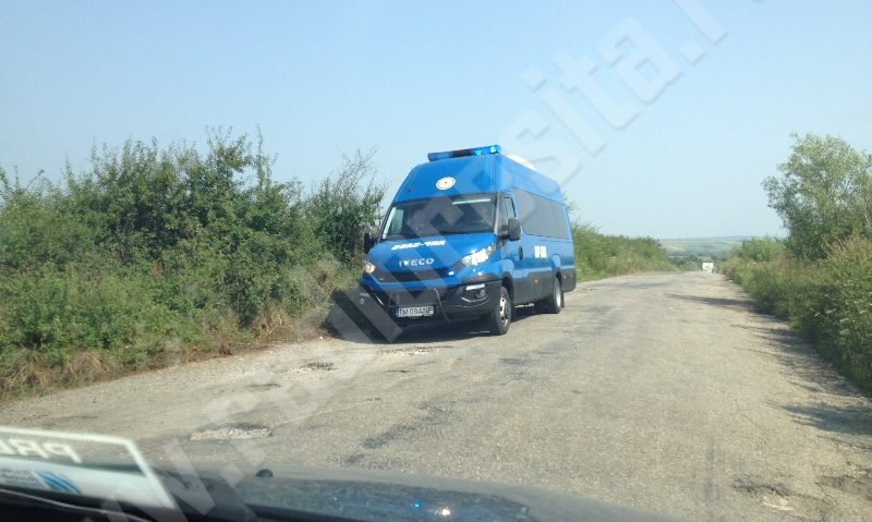 Aşteptarea locuitorilor din zona Berzovia – Vermeş a luat sfârşit. Drumul groazei va fi în sfârşit reabilitat