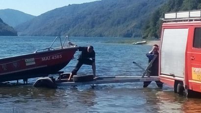 [FOTO] Turişti blocaţi în zona barajului Poiana Mărului din cauza creșterii nivelului apei