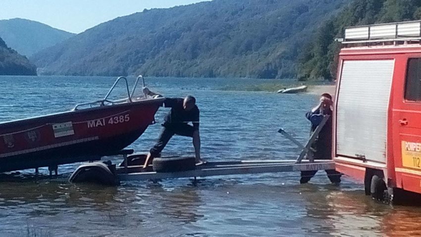 [FOTO] Turişti blocaţi în zona barajului Poiana Mărului din cauza creșterii nivelului apei