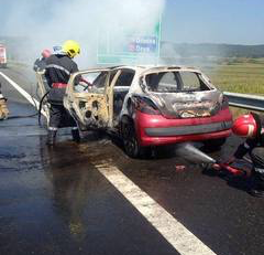 Incendiu la un autoturism pe A1, între Orăştie şi Deva