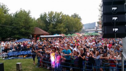 [VIDEO-AUDIO-FOTO] Ropote de aplauze şi mii de voci care au cântat la unison. Regal de muzică la 20 de ani de Radio Reşiţa