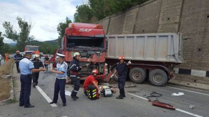 [FOTO-VIDEO] Grav accident pe viaducte, între Orşova şi Gura Văii: Un şofer a „zburat” prin parbriz