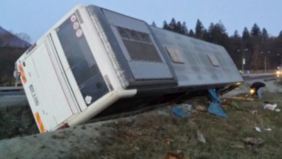 Un mort şi nouă răniţi, după ce o dubiţă care transporta muncitori sezonieri români s-a ciocnit cu un camion în Italia