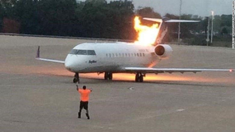 Aterizare de urgenţă la Istanbul: Motorul unui avion a luat foc!