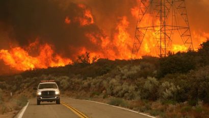 Cel puţin 82.000 de persoane, evacuate din cauza unui incendiu devastator în sudul Californiei