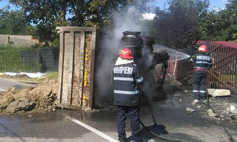 Camion în flăcări și mașină proiectată într-un stâlp, în urma unui accident!