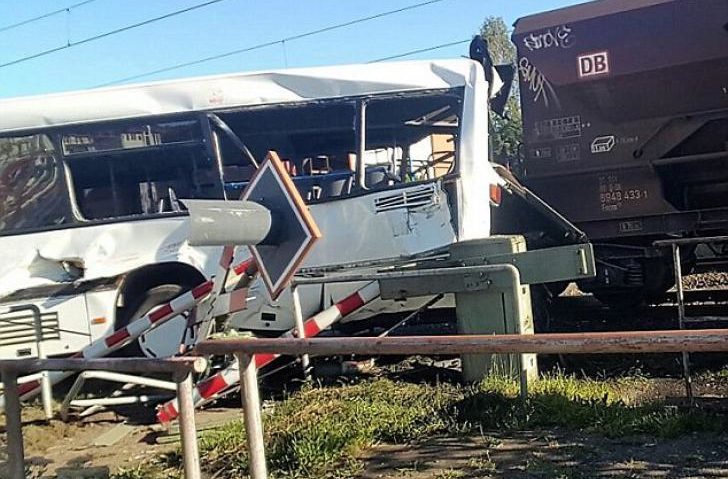 Coliziune între un tren și un autobuz în Germania. Cel puțin nouă răniți