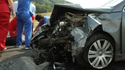 Accident cutremurător pe DN 7. O fetiţă de doar cinci ani a văzut cum trupul mamei „zboară” prin geamul maşinii