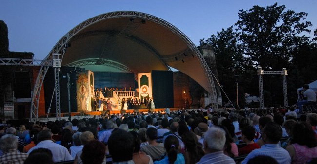 Nabucco, Nunta lui Figaro, Traviata şi Motanul Încălţat în Parcul Rozelor. La Timişoara începe maratonul de spectacole în aer liber