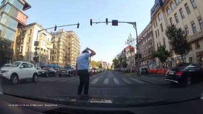 [VIDEO] Încurcături în trafic. Reacția unui polițist la neîndemânarea unui șofer