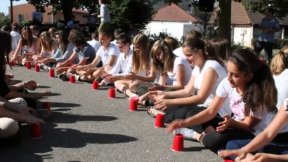 Tinerii sunt așteptați la FLASH MOB! Haideți în centrul Reşiţei, să experimentăm „Cup song”!