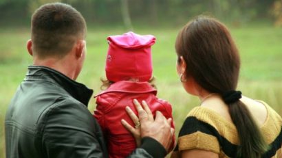 Noua lege a adopţiilor creează nemulţumiri. Familie adoptivă: ,,Paşii sunt aceiaşi, nu s-a schimbat nimic. Deci nu contează pentru ei cât timp stă un copil în sistem”