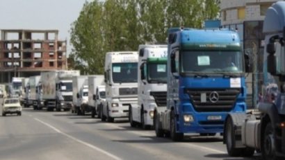 Transportatorii protestează pe DN 7 faţă de tarifele RCA, traficul este îngreunat. În ce oraşe mai au loc proteste