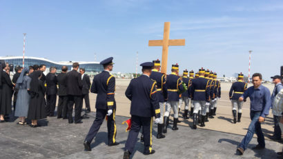 [FOTO] Aeronava cu trupul neînsufleţit al Reginei Ana a aterizat pe Aeroportul Otopeni