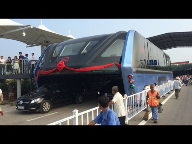 [VIDEO] Autobuzul care merge deasupra drumurilor, evită traficul şi transportă 300 de pasageri