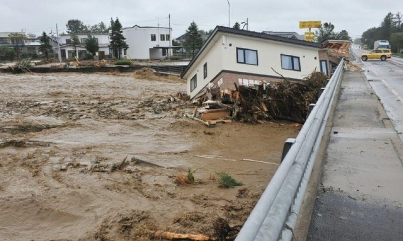 Cel puțin 11 persoane au decedat în Japonia în urma trecerii taifunului Lionrock