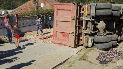 Un bărbat a murit strivit de un camion care a rămas fără frâne