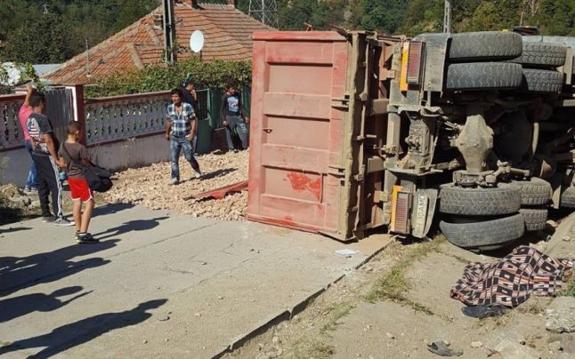 Un bărbat a murit strivit de un camion care a rămas fără frâne