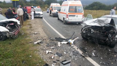 [FOTO] Accident la Slatina Timiş. Şase persoane au ajuns la spital din cauza vitezei şi drumului alunecos