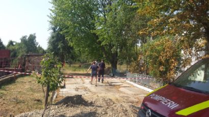 [FOTO] Operaţiune dificilă pentru scoaterea a trei persoane cazute într-un bazin