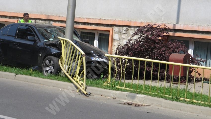 [FOTO] Viteza la volan ustură la buzunar. Accident în faţa Universităţii Eftimie Murgu din Reşiţa