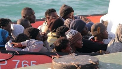 O imigrantă ilegală a dat naştere la gemeni pe Marea Mediterană, în drum spre Europa