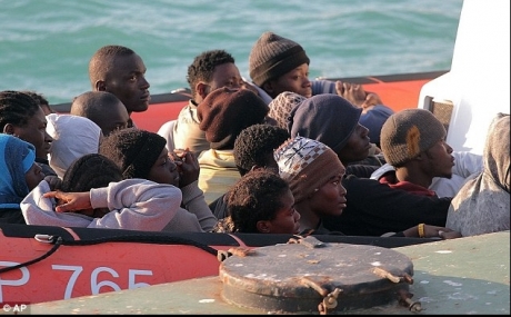 O imigrantă ilegală a dat naştere la gemeni pe Marea Mediterană, în drum spre Europa