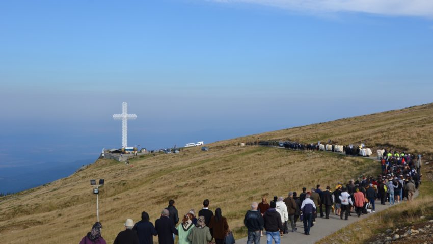 Pelerinaj la Crucea de pe Muntele Mic