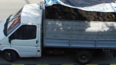 Transporta ilegal cărbune şi material lemnos