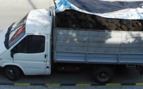 Transporta ilegal cărbune şi material lemnos