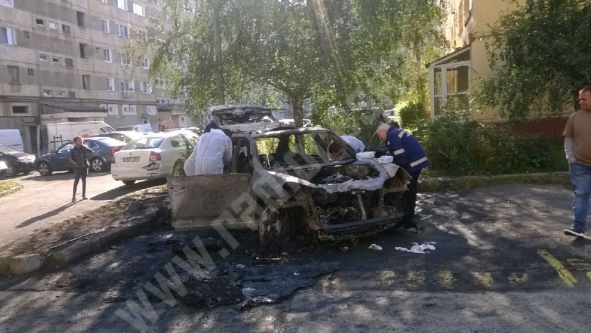 [FOTO] Atac mafiot în Reşiţa! O maşină de lux a ars ca o torţă