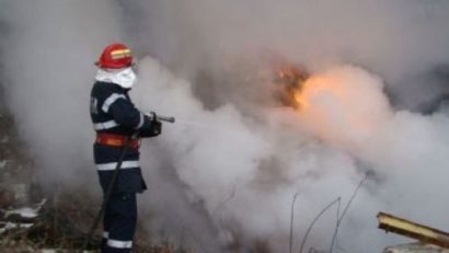 Arde! Pompierii din Caransebeș au fost în alertă noaptea trecută